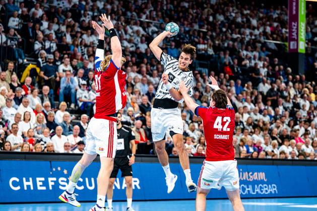 October 11, 2026, xdobgx, Opel HBL Handball, THW Kiel vs. Handball Club Hamburg, from left: Martin Hovde (Handball Club Hamburg), 81, Julian Köster (Kiel), 7 (shooting), in action, throwing, Jan Christian Schmidt (Handball Club Hamburg), 42 (Kiel)
