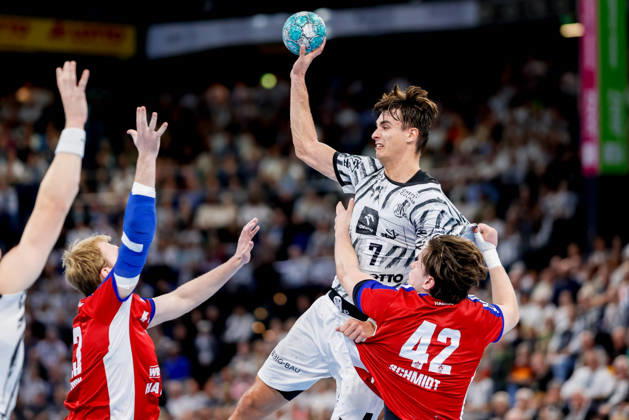 Kiel, October 11, 2026; Handball, 1st Bundesliga 2026–27; THW Kiel vs. Handball Club Hamburg; Einar Olafsson (HC Hamburg), 23; Julian Köster (THW Kiel), 7; Jan Christian Schmidt (HC Hamburg), 42