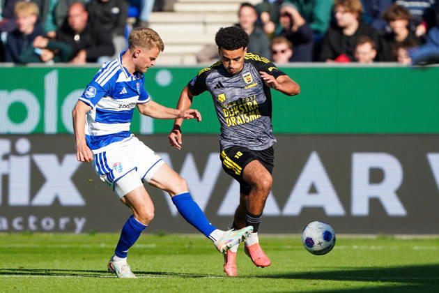 2026-10-11 VriendenLoterij Eredivisie: PEC Zwolle v SC Cambuur ZWOLLE, NETHERLANDS - OCTOBER 11: Simon Graves of PEC Zwolle and Rafik El Arguioui of SC Cambuur during the VriendenLoterij Eredivisie match between PEC Zwolle and SC Cambuur at Mac3Park Stadion on October 11, 2026 in Zwolle, Netherlands. Zwolle Mac3Park Stadion Netherlands Content not available for redistribution in The Netherlands directly or indirectly through any third parties. Copyright: xAndrexWeeningx