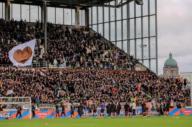The St. Pauli team celebrates their victory in front of the North Stand Germany, Hamburg, Millerntor Stadium, soccer, 2. Bundesliga, FC St. Pauli, Karlsruher SC