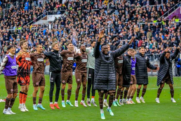 Abdoulie Ceesay Pauli s team celebrates the winning goal; he dances in front of the South Stand. Germany, Hamburg, Millerntor Stadium, soccer, 2. Bundesliga, FC St. Pauli, Karlsruher SC