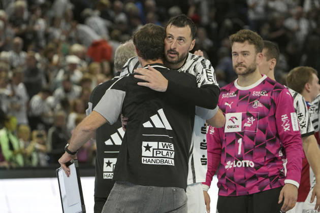 Photo: Domagoj Duvnjak of Kiel and Hamburg coach Torsten Toto Jansen consoling each other after the final whistle. Men s Handball 1st Bundesliga, Matchday 8, Sunday, October 11, 2026: THW Kiel vs. HCH Hamburg