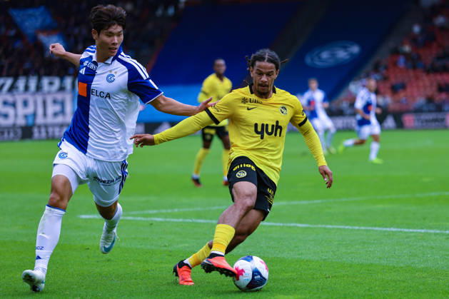GC Zurich vs. BSC Young Boys, Brack Super League, October 11, 2026; Isaac Schmidt, 22, BSC Young Boys, right, in a footrace with Youngjun Lee, 18, of Grasshopper Club Zurich during the Brack Super League match between Grasshopper Club Zurich (GCZ) and BSC Young Boys (YB) on October 11, 2026, at Letzigrund Stadium in Zurich, Switzerland. Zurich, Letzigrund Stadium, Zurich, Switzerland