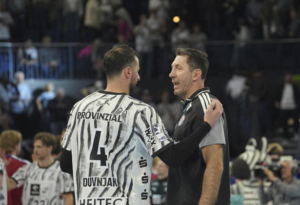 Photo: Trost after the final whistle; Domagoj Duvnjak (Kiel) and, on the right, assistant coach Blazenko Lackovic (Hamburg). Men s Handball 1st Bundesliga, Matchday 8, Sunday, October 11, 2026: THW Kiel vs. HCH Hamburg
