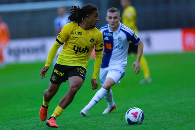 GC Zurich vs. BSC Young Boys, Brack Super League, October 11, 2026; Isaac Schmidt, 22, BSC Young Boys, left, and Samuel Krasniqi, 17, Grasshopper Club Zurich, in the Brack Super League match between Grasshopper Club Zurich (GCZ) and BSC Young Boys (YB) on October 11, 2026, at Letzigrund Stadium in Zurich, Switzerland. Zurich, Letzigrund Stadium, Zurich, Switzerland