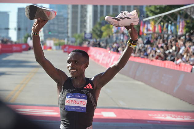 Chicago Marathon 2026 CHICAGO, ILLINOIS - OCTOBER 11: Kenyan runner Amos Kipruto crosses the finish line to win the men s professional division at the 48th Bank of America Chicago Marathon in Chicago, United States on October 11, 2026. Over 55,000 participants competed in the 26.2-mile course starting and finishing in Grant Park. Jacek Boczarski Anadolu Chicago United States. Editorial use only. Please get in touch for any other usage. Copyright: x2026xAnadoluxJacekxBoczarskix