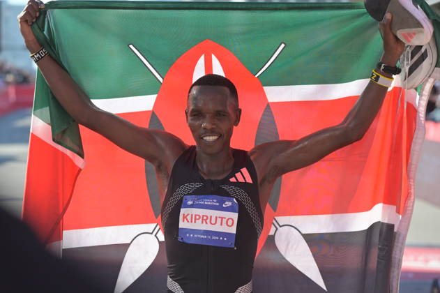 Chicago Marathon 2026 CHICAGO, ILLINOIS - OCTOBER 11: Kenyan runner Amos Kipruto crosses the finish line to win the men s professional division at the 48th Bank of America Chicago Marathon in Chicago, United States on October 11, 2026. Over 55,000 participants competed in the 26.2-mile course starting and finishing in Grant Park. Jacek Boczarski Anadolu Chicago United States. Editorial use only. Please get in touch for any other usage. Copyright: x2026xAnadoluxJacekxBoczarskix
