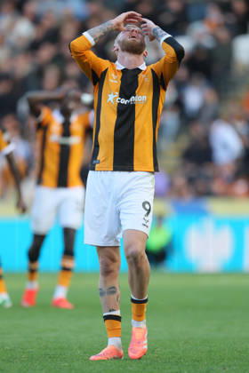 Hull City v Everton - Premier League 2026 27 Oliver McBurnie of Hull City reacts during the Premier League 2026 27 match between Hull City and Everton at MKM Stadium on October 11, 2026 in Hull, United Kingdom. WARNING! This Photograph May Only Be Used For Newspaper And Or Magazine Editorial Purposes. May Not Be Used For Publications Involving 1 player, 1 Club Or 1 Competition Without Written Authorisation From Football DataCo Ltd. For Any Queries, Please Contact Football DataCo Ltd on +44 (0) 207 864 9121 Hull MKM Stadium England United Kingdom Copyright: xAllstarxPicturexLibraryxLtdx