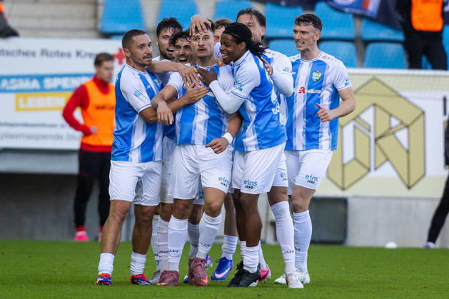 Chemnitz, 111026, Soccer: Northeast Regional League—Chemnitzer FC vs. FC Rot-Weiß Erfurt. Pictured: Jonas Marx of Chemnitz celebrates with the team after the 1-0 win.