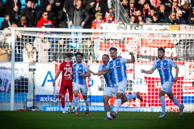 Chemnitz, 111026, Soccer: Northeast Regional League—Chemnitzer FC vs. FC Rot-Weiß Erfurt. Pictured: Jonas Marx of Chemnitz celebrates with the team after the 1-0 win.