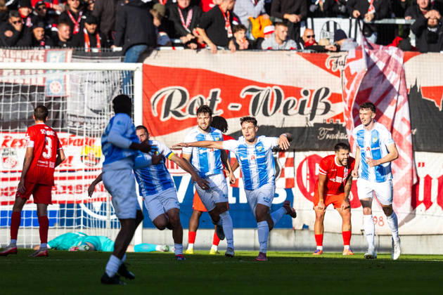Chemnitz, 111026, Soccer: Northeast Regional League—Chemnitzer FC vs. FC Rot-Weiß Erfurt. Pictured: Jonas Marx of Chemnitz celebrates with the team after the 1-0 win.