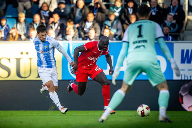 Chemnitz, 111026, Northeast Regional Soccer League: Chemnitzer FC vs. FC Rot-Weiß Erfurt; pictured: Raphael Assibey Mensah (Erfurt) vs. Roman Eppendorfer (Chemnitz)