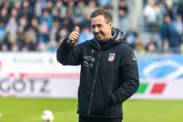 Chemnitz, 111026, Northeast Regional Soccer League: Chemnitzer FC vs. FC Rot-Weiß Erfurt (pictured): Coach Faban Gerber, Erfurt