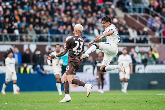 2. Bundesliga: FC St. Pauli vs. Karlsruher SC, October 11, 2026; Louis Oppie (FC St. Pauli, 23) vs. Jason Ponente Ramirez (Karlsruher SC, 37), Soccer match, 2. Bundesliga, Matchday 7: FC St. Pauli vs. Karlsruher SC on October 11, 2026, at Millerntor Stadium, Hamburg. DFL regulations prohibit any use of photographs as image sequences and or quasi-video. Copyright: xBEAUTIFULxSPORTS Tonhäuserx
