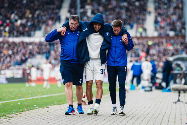 2. Bundesliga: FC St. Pauli vs. Karlsruher SC, October 11, 2026—Rafael Pinto Pedrosa (Karlsruher SC, 36) is forced to leave the field due to injury. Soccer, 2. Bundesliga, Matchday 7: FC St. Pauli vs. Karlsruher SC on October 11, 2026, at Millerntor Stadium, Hamburg. DFL regulations prohibit any use of photographs as image sequences and or quasi-video. Copyright: xBEAUTIFULxSPORTS Tonhäuserx
