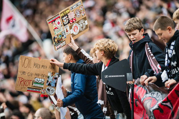 2. Bundesliga: FC St. Pauli vs. Karlsruher SC, October 11, 2026. Young St. Pauli fans hold up signs with their jersey requests. Soccer, 2. Bundesliga, Matchday 7: FC St. Pauli vs. Karlsruher SC on October 11, 2026, at Millerntor Stadium, Hamburg. DFL regulations prohibit any use of photographs as image sequences and or quasi-video. Copyright: xBEAUTIFULxSPORTS Tonhäuserx