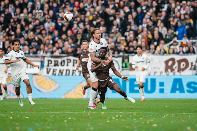 2. Bundesliga: FC St. Pauli vs. Karlsruher SC, October 11, 2026. Abdoulie Ceesay (FC St. Pauli, No. 9) is marked by Marcel Franke (Karlsruher SC, No. 28). Soccer, 2. Bundesliga, Matchday 7: FC St. Pauli vs. Karlsruher SC on October 11, 2026, at Millerntor Stadium, Hamburg. DFL regulations prohibit any use of photographs as image sequences and or quasi-video. Copyright: xBEAUTIFULxSPORTS Tonhäuserx