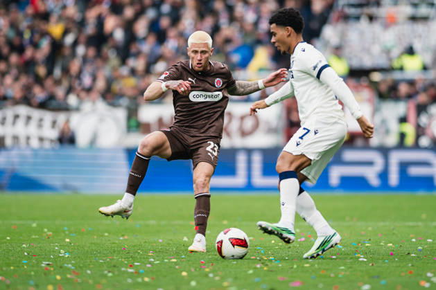 2. Bundesliga: FC St. Pauli vs. Karlsruher SC, October 11, 2026; Louis Oppie (FC St. Pauli, No. 23) vs. Kevin Wiethaup (Karlsruher SC, No. 7); Soccer, 2. Bundesliga, Matchday 7: FC St. Pauli vs. Karlsruher SC on October 11, 2026, at Millerntor Stadium, Hamburg. DFL regulations prohibit any use of photographs as image sequences and or quasi-video. Copyright: xBEAUTIFULxSPORTS Tonhäuserx