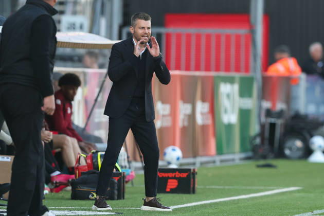 2026-10-11 Excelsior Rotterdam v FC Groningen - Dutch Eredivisie ROTTERDAM, NETHERLANDS - OCTOBER 11: Headcoach Ruben van Uil of Excelsior Rotterdam coaches his players during the Dutch Eredivisie match between Excelsior Rotterdam and FC Groningen at Stadion Woudestein on October 11, 2026 in Rotterdam, Netherlands. Rotterdam Stadion Woudestein Netherlands Content not available for redistribution in The Netherlands directly or indirectly through any third parties. Copyright: xHansxvanxderxValkx