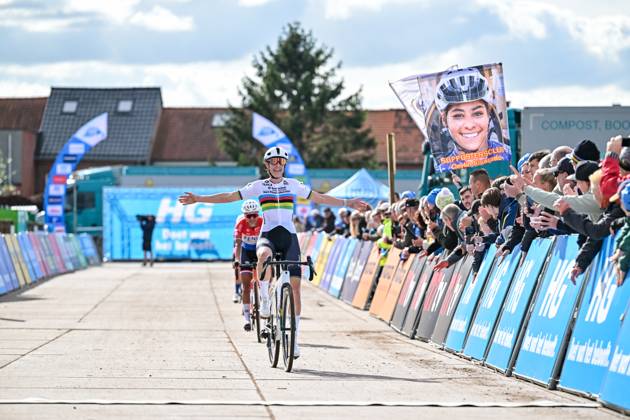 Netherlands Lucinda Brand celebrates as she crosses the finish line to win the women elite race of the Mosselcross cyclocross cycling event, on Sunday 11 October 2026, in Dendermonde, the first race (out of 7) of the HG Cross competition. DAVIDxPINTENS x189460423x