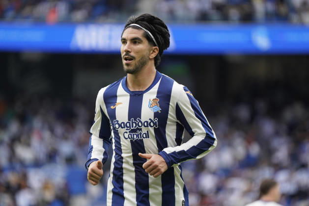 Carlos Soler of Real Sociedad seen during LaLiga EA Sports 26 27 game between teams of Real Sociedad and Deportivo la Coruna (Mickael Ducint Ball Raw Images) San Sebastian Estadio Anoeta Spain Copyright: xMickaelxDucintx mickaelducint_RealSociedad_Deportivo707