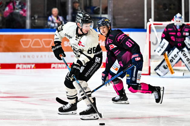 Tyler Morley, Grizzlys Wolfsburg, 86; Mac Hollowell, Iserlohn Roosters, 81, GER, Iserlohn Roosters vs. Grizzlys Wolfsburg, Ice Hockey, Penny DEL, Matchday 8, 2026–2027 Season, October 11, 2026, GER, Iserlohn Roosters vs. Grizzlys Wolfsburg, Ice Hockey, Penny DEL, Matchday 8, 2026–2027 Season, October 11, 2026, Iserlohn Copyright: xJonasxBrockmann Eibner-Pressefotox EP_JBN