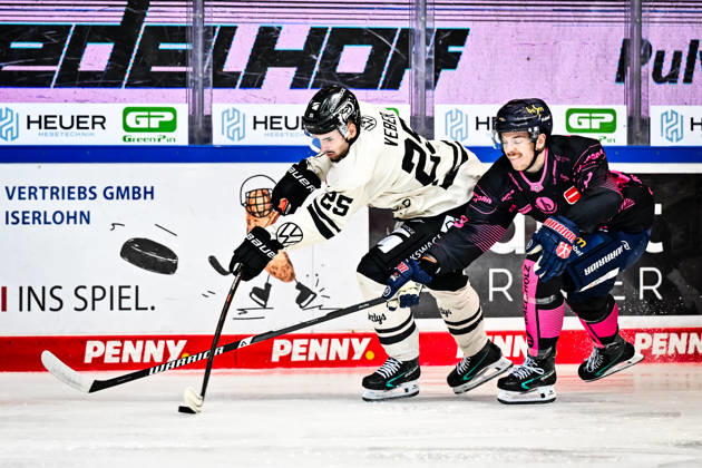 Robin Veber, Grizzlys Wolfsburg, 25; Kevin Bicker, Iserlohn Roosters, 83, GER, Iserlohn Roosters vs. Grizzlys Wolfsburg, ice hockey, Penny DEL, Matchday 8, 2026–2027 season, October 11, 2026, GER, Iserlohn Roosters vs. Grizzlys Wolfsburg, Ice Hockey, Penny DEL, Matchday 8, 2026–2027 Season, October 11, 2026, Iserlohn Copyright: xJonasxBrockmann Eibner-Pressefotox EP_JBN