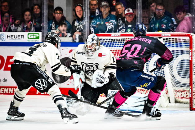 Peter Spornberger, Iserlohn Roosters, 50; Dustin Strahlmeier, Grizzlys Wolfsburg, 1 Yanik Möser, Grizzlys Wolfsburg, 24, GER, Iserlohn Roosters vs. Grizzlys Wolfsburg, Ice Hockey, Penny DEL, Matchday 8, 2026–2027 Season, October 11, 2026, GER, Iserlohn Roosters vs. Grizzlys Wolfsburg, Ice Hockey, Penny DEL, Matchday 8, 2026–2027 Season, October 11, 2026, Iserlohn Copyright: xJonasxBrockmann Eibner-Pressefotox EP_JBN
