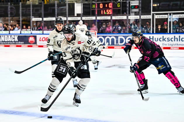 Luis Schinko, Grizzlys Wolfsburg, 63; Daniel Neumann, Iserlohn Roosters, 22, GER, Iserlohn Roosters vs. Grizzlys Wolfsburg, Ice Hockey, Penny DEL, Matchday 8, 2026–2027 Season, October 11, 2026, GER, Iserlohn Roosters vs. Grizzlys Wolfsburg, Ice Hockey, Penny DEL, Matchday 8, 2026–2027 Season, October 11, 2026, Iserlohn Copyright: xJonasxBrockmann Eibner-Pressefotox EP_JBN
