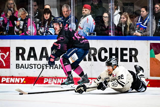 Daryl Boyle, Grizzlys Wolfsburg, 22; Kevin Bicker, Iserlohn Roosters, 83, GER, Iserlohn Roosters vs. Grizzlys Wolfsburg, ice hockey, Penny DEL, Matchday 8, 2026–2027 season, October 11, 2026, GER, Iserlohn Roosters vs. Grizzlys Wolfsburg, Ice Hockey, Penny DEL, Matchday 8, 2026–2027 Season, October 11, 2026, Iserlohn Copyright: xJonasxBrockmann Eibner-Pressefotox EP_JBN