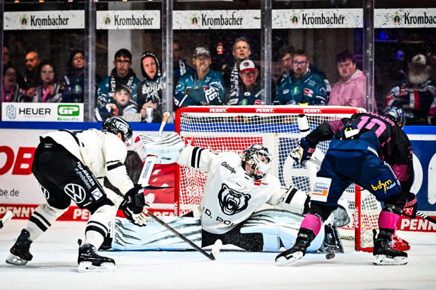 Tyler Boland, Iserlohn Roosters; 10 Dustin Strahlmeier, Grizzlys Wolfsburg; 1, GER; Iserlohn Roosters vs. Grizzlys Wolfsburg; Ice Hockey; Penny DEL; Matchday 8; 2026–2027 Season; October 11, 2026, GER, Iserlohn Roosters vs. Grizzlys Wolfsburg, Ice Hockey, Penny DEL, Matchday 8, 2026–2027 Season, October 11, 2026, Iserlohn Copyright: xJonasxBrockmann Eibner-Pressefotox EP_JBN