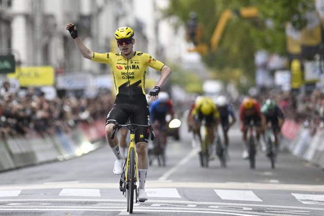 Sport Bilder des Tages Paris Tours 2026 Cycling Race TOURS, FRANCE - OCTOBER 11 : Hagenes Per Strand (NOR) of Team Visma I Lease a Bike wins during the 120th edition of Paris Tours an UCI ProSeries 1.Pro one day cycling road race for Men Elite of 216.2 km with start in Chartres and finish in Tours on October 11, 2026 in Tours, France, 11 10 2026 ( Motordriver Guy De Vuyst - Tours France  Copyright: xNicoxVereeckenx