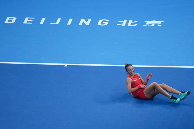 (261011) -- BEIJING, Oct. 11, 2026 -- Zheng Qinwen celebrates victory after the women s singles final between Zheng Qinwen of China and Mirra Andreeva of Russia at 2026 China Open tennis tournament in Beijing, China, Oct. 11, 2026. ) (SP)CHINA-BEIJING-TENNIS-CHINA OPEN-WOMEN S SINGLES-FINAL (CN) JuxHuanzong