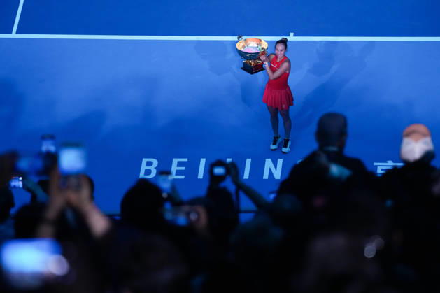(261011) -- BEIJING, Oct. 11, 2026 -- Zheng Qinwen poses with the trophy during the awarding ceremony after the women s singles final between Zheng Qinwen of China and Mirra Andreeva of Russia at 2026 China Open tennis tournament in Beijing, China, Oct. 11, 2026. ) (SP)CHINA-BEIJING-TENNIS-CHINA OPEN-WOMEN S SINGLES-FINAL (CN) JuxHuanzong