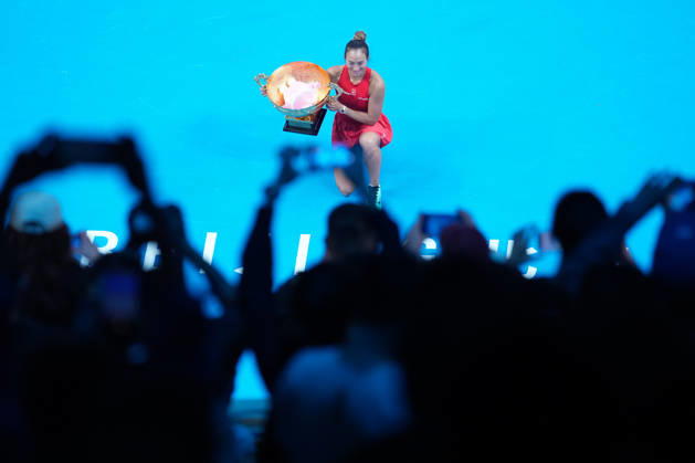 (261011) -- BEIJING, Oct. 11, 2026 -- Zheng Qinwen poses with the trophy during the awarding ceremony after the women s singles final between Zheng Qinwen of China and Mirra Andreeva of Russia at 2026 China Open tennis tournament in Beijing, China, Oct. 11, 2026. ) (SP)CHINA-BEIJING-TENNIS-CHINA OPEN-WOMEN S SINGLES-FINAL (CN) JuxHuanzong