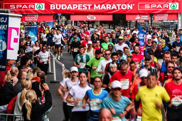 (261011) -- BUDAPEST, Oct. 11, 2026 -- Runners compete during the 41st SPAR Budapest Marathon in Budapest, Hungary, Oct. 11, 2026. ) (SP)HUNGARY-BUDAPEST-BUDAPEST MARATHON HuxZhixuan