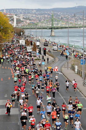 (261011) -- BUDAPEST, Oct. 11, 2026 -- Runners compete during the 41st SPAR Budapest Marathon in Budapest, Hungary, Oct. 11, 2026. ) (SP)HUNGARY-BUDAPEST-BUDAPEST MARATHON HuxZhixuan
