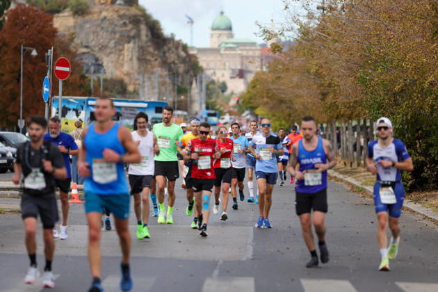 (261011) -- BUDAPEST, Oct. 11, 2026 -- Runners compete during the 41st SPAR Budapest Marathon in Budapest, Hungary, Oct. 11, 2026. ) (SP)HUNGARY-BUDAPEST-BUDAPEST MARATHON HuxZhixuan