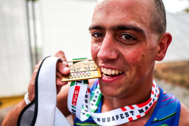 (261011) -- BUDAPEST, Oct. 11, 2026 -- Hungary s Mate David Vasarhelyi, winner of the men s race, poses with his medal after the 41st SPAR Budapest Marathon in Budapest, Hungary, Oct. 11, 2026. (Photo by Xinhua) (SP)HUNGARY-BUDAPEST-BUDAPEST MARATHON DavidxBalogh 