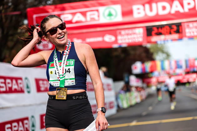 (261011) -- BUDAPEST, Oct. 11, 2026 -- Catherine Wimmer of the United States poses with her medal after winning the women s race at the 41st SPAR Budapest Marathon in Budapest, Hungary, Oct. 11, 2026. (Photo by Xinhua) (SP)HUNGARY-BUDAPEST-BUDAPEST MARATHON DavidxBalogh