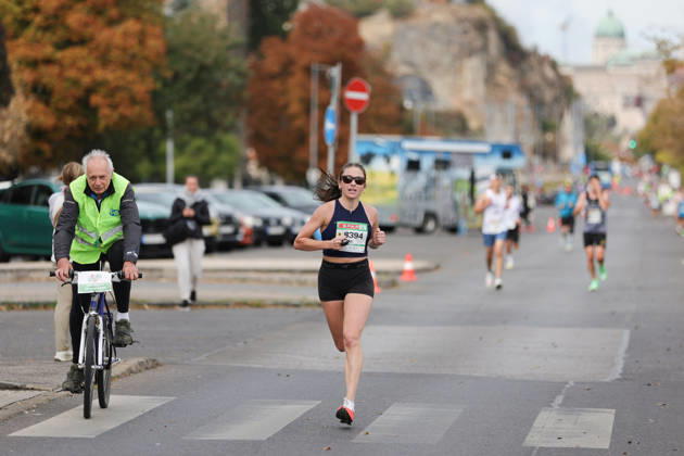 (261011) -- BUDAPEST, Oct. 11, 2026 -- Catherine Wimmer of the United States competes during the 41st SPAR Budapest Marathon in Budapest, Hungary, Oct. 11, 2026. ) (SP)HUNGARY-BUDAPEST-BUDAPEST MARATHON HuxZhixuan