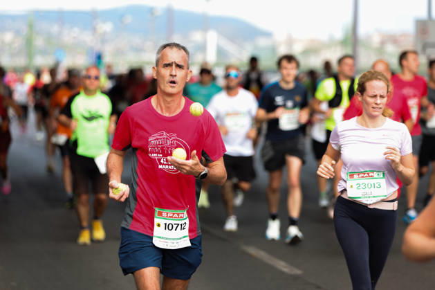 (261011) -- BUDAPEST, Oct. 11, 2026 -- Runners compete during the 41st SPAR Budapest Marathon in Budapest, Hungary, Oct. 11, 2026. ) (SP)HUNGARY-BUDAPEST-BUDAPEST MARATHON HuxZhixuan
