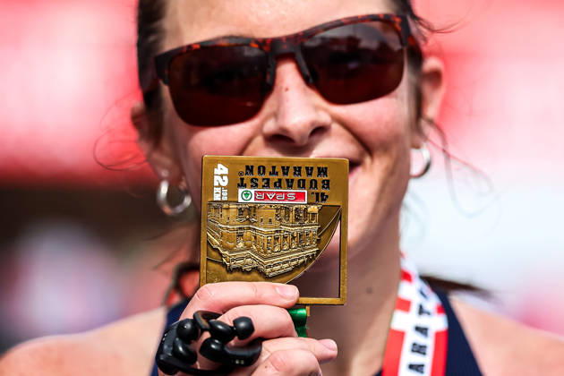 (261011) -- BUDAPEST, Oct. 11, 2026 -- Catherine Wimmer of the United States poses with her medal after winning the women s race at the 41st SPAR Budapest Marathon in Budapest, Hungary, Oct. 11, 2026. (Photo by Xinhua) (SP)HUNGARY-BUDAPEST-BUDAPEST MARATHON DavidxBalogh