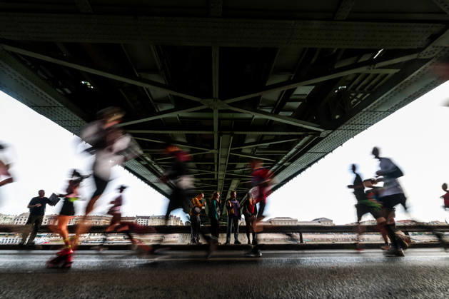 (261011) -- BUDAPEST, Oct. 11, 2026 -- Runners compete during the 41st SPAR Budapest Marathon in Budapest, Hungary, Oct. 11, 2026. (Photo by Xinhua) (SP)HUNGARY-BUDAPEST-BUDAPEST MARATHON DavidxBalogh