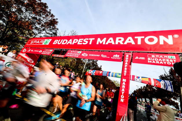 (261011) -- BUDAPEST, Oct. 11, 2026 -- Runners compete during the 41st SPAR Budapest Marathon in Budapest, Hungary, Oct. 11, 2026. (Photo by Xinhua) (SP)HUNGARY-BUDAPEST-BUDAPEST MARATHON DavidxBalogh
