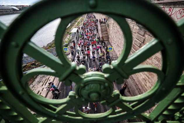 (261011) -- BUDAPEST, Oct. 11, 2026 -- Runners compete during the 41st SPAR Budapest Marathon in Budapest, Hungary, Oct. 11, 2026. (Photo by Xinhua) (SP)HUNGARY-BUDAPEST-BUDAPEST MARATHON DavidxBalogh
