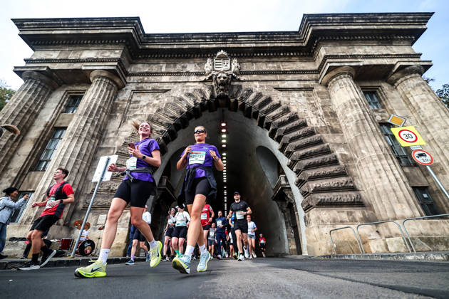 (261011) -- BUDAPEST, Oct. 11, 2026 -- Runners compete during the 41st SPAR Budapest Marathon in Budapest, Hungary, Oct. 11, 2026. (Photo by Xinhua) (SP)HUNGARY-BUDAPEST-BUDAPEST MARATHON DavidxBalogh