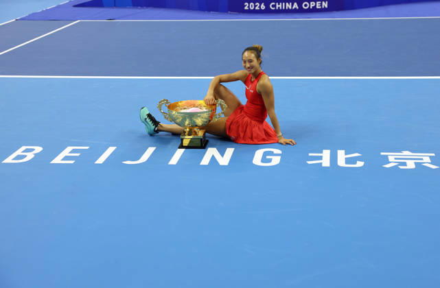 (261011) -- BEIJING, Oct. 11, 2026 -- Zheng Qinwen poses with the trophy during the awarding ceremony after the women s singles final between Zheng Qinwen of China and Mirra Andreeva of Russia at 2026 China Open tennis tournament in Beijing, China, Oct. 11, 2026. ) (SP)CHINA-BEIJING-TENNIS-CHINA OPEN-WOMEN S SINGLES-FINAL (CN) ZhangxChenlin