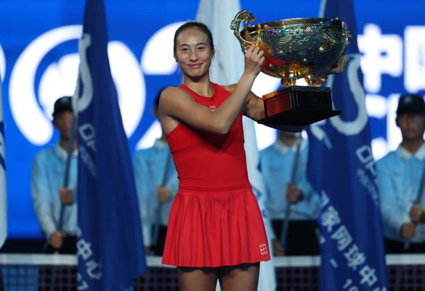 (261011) -- BEIJING, Oct. 11, 2026 -- Zheng Qinwen poses with the trophy during the awarding ceremony after the women s singles final between Zheng Qinwen of China and Mirra Andreeva of Russia at 2026 China Open tennis tournament in Beijing, China, Oct. 11, 2026. ) (SP)CHINA-BEIJING-TENNIS-CHINA OPEN-WOMEN S SINGLES-FINAL (CN) ZhangxChenlin