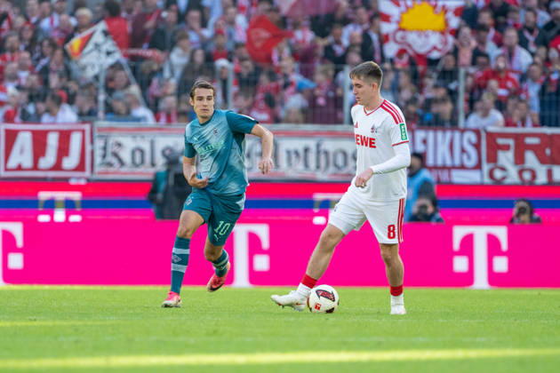 Florian Neuhaus, Borussia Mönchengladbach, 10, runs past Isak Johannesson, 1. FC Köln, 08, in the match between 1. FC Köln and Borussia Mönchengladbach, soccer, Bundesliga, Matchday 5, 2026–27 season, October 12, 2026. DFL regulations prohibit any use of photographs as image sequences and or quasi-video, 1. FC Köln vs. Borussia Mönchengladbach, Soccer, Bundesliga, Matchday 5, 2026–27 Season, October 12, 2026, Cologne Copyright: xEibner-Pressefoto LukasxBaldygax EP_LBA